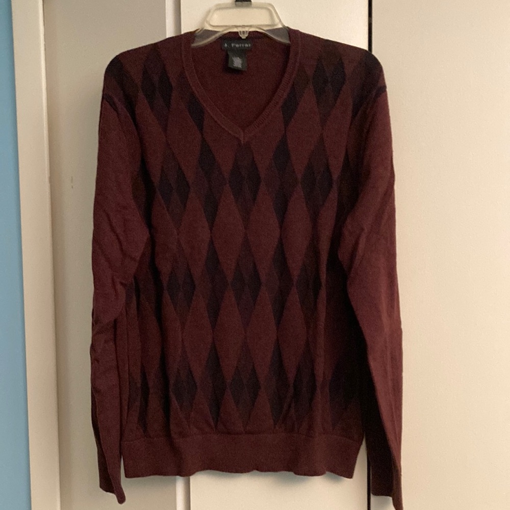 Men V Neck Sweater size Large, J. Ferrar Brand.